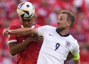 包含荷兰逆转北爱尔兰，卢克-德容建功的词条