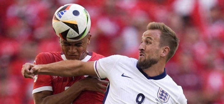 包含荷兰逆转北爱尔兰，卢克-德容建功的词条